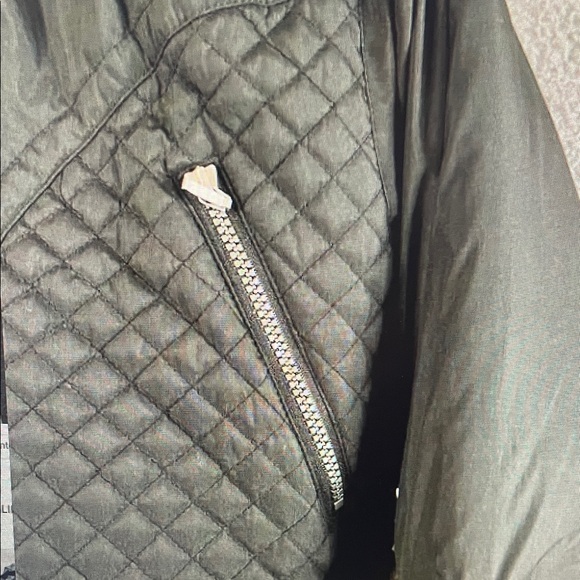 Elegant Black Quilted Cape Jacket - Picture 5 of 5